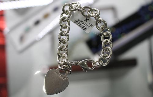 A chain bracelet with a heart