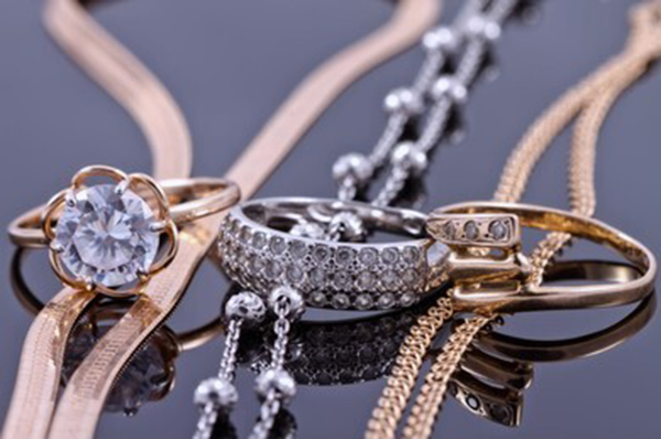 A Guide to Buying Gold or Silver Jewelry from a Pawn Shop